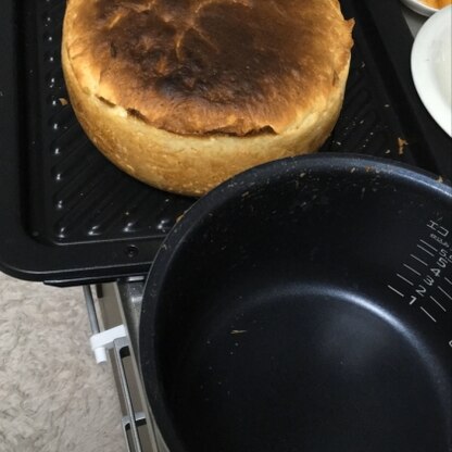 大きな食パンを作りたくて、炊飯器で焼けました。パンを焼くのは初めてだったのですが、美味しくできました^ - ^助かりました。ありがとうございました♡